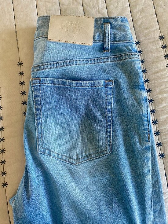 Frye Denim - Frye Baggy Cropped Jeans | Size 27 | Light-Medium Wash